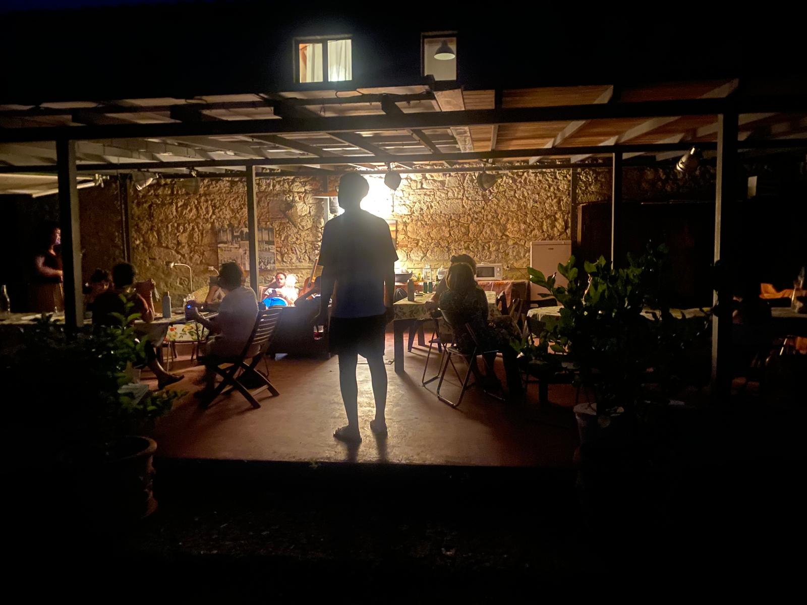 Cena sotto il pergolato del podere, la sera
