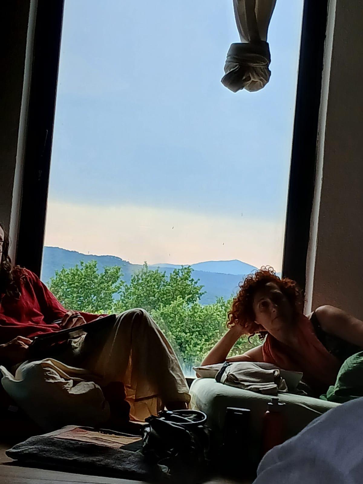 Vista sulle colline toscane dalla finestra della sala