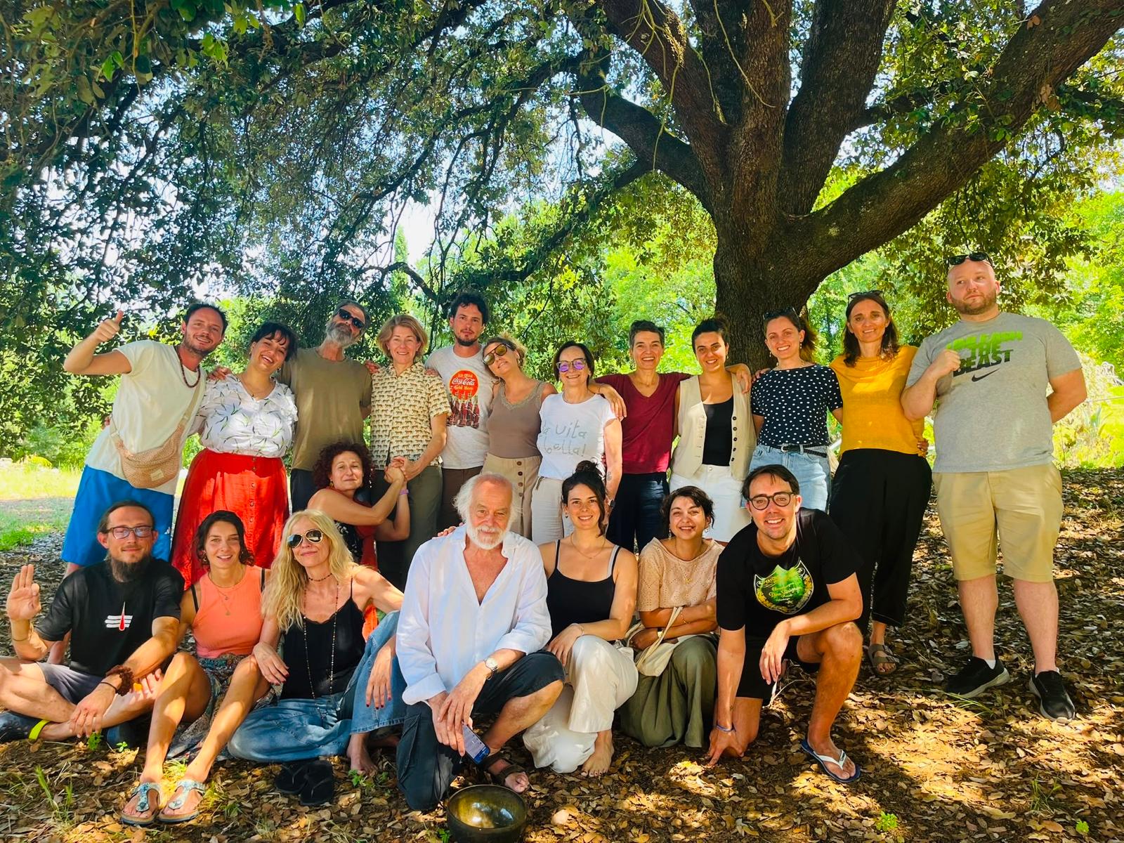 Foto di gruppo sotto la grande quercia del podere Noceto