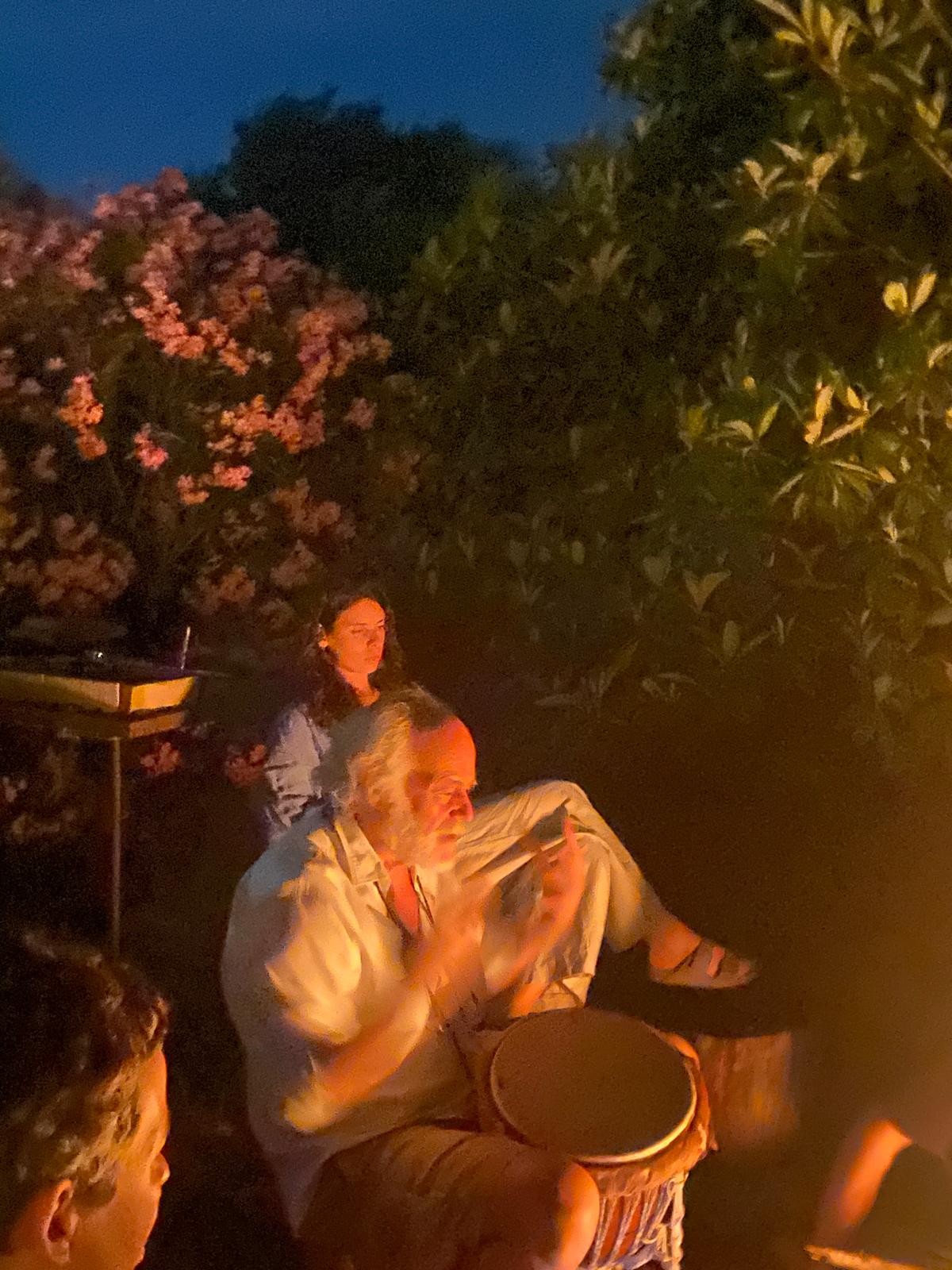 Riccardo Zerbetto suona il djembe al tramonto